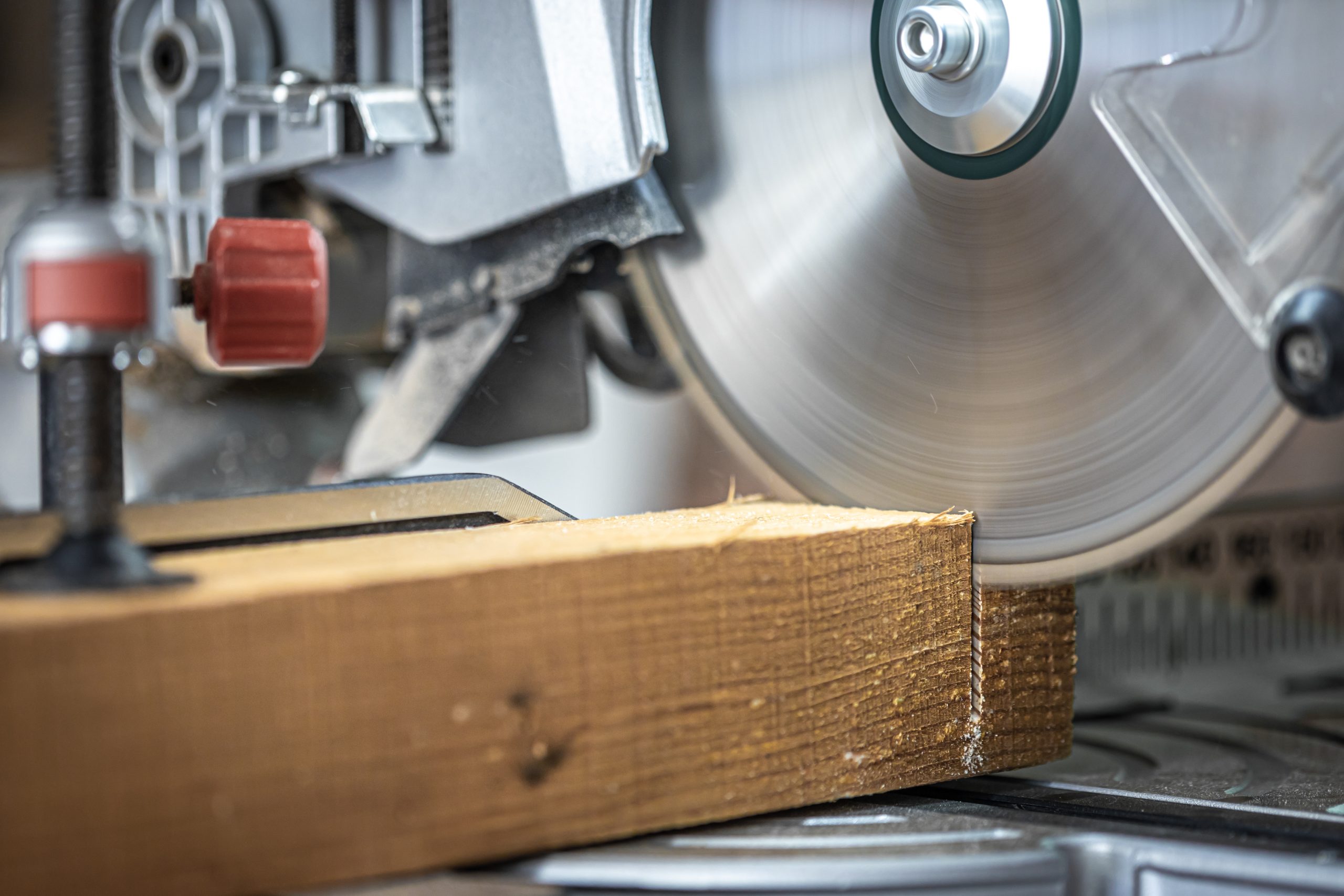 Guida Completa alle Frese per Legno: Scegliere gli Strumenti Giusti per Ogni Progetto